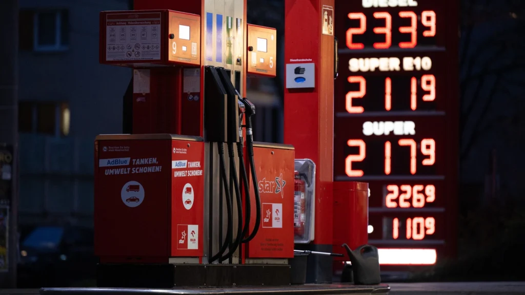 „Abendliche Tankstelle in Deutschland: Die Preise für Diesel und Super E10 liegen dicht beieinander – viele Fahrer vergleichen genau, bevor sie tanken.“