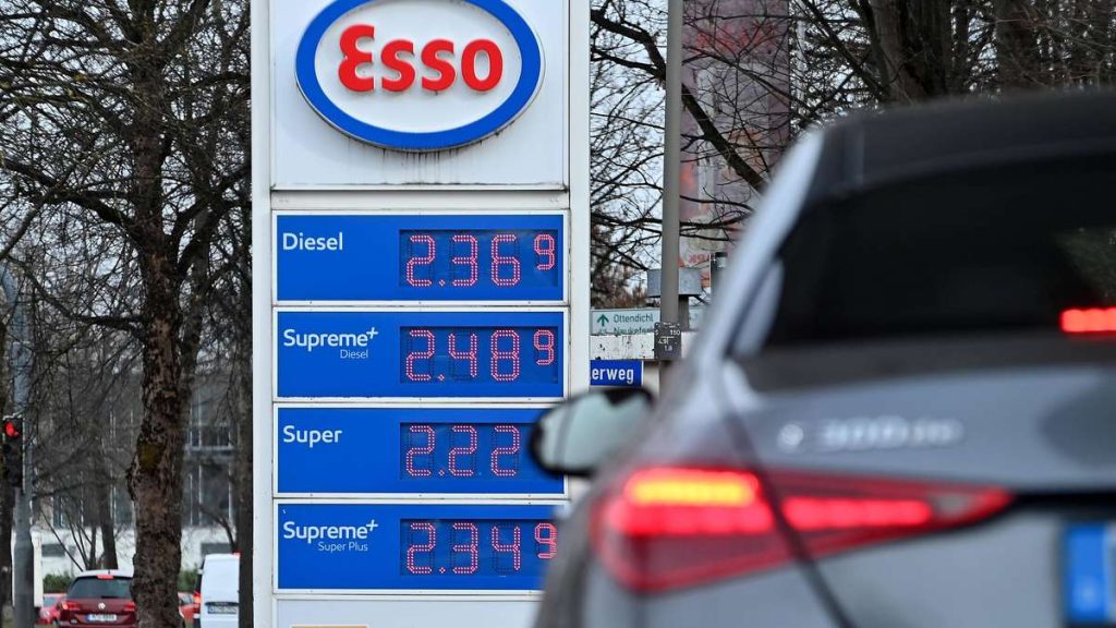 „Aktuelles Preisschild an einer Tankstelle: Diesel (2,369 €) liegt deutlich über dem Super-Benzinpreis (2,22 €). Ein Bild, das viele Autofahrer 2026 kennen.“