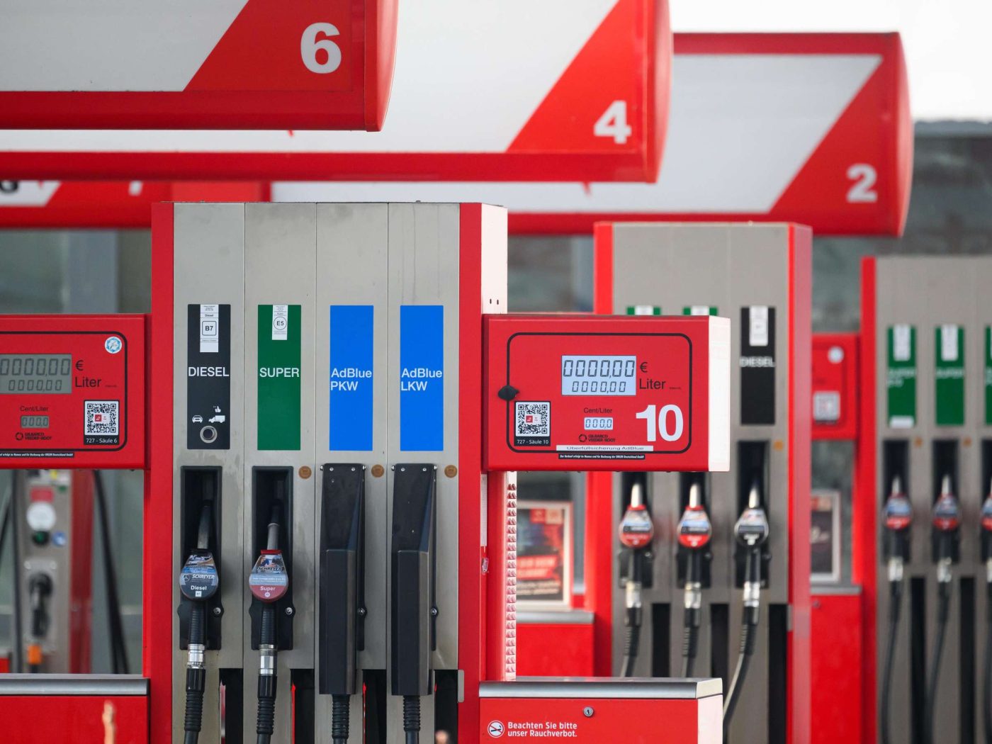 Warum ist Diesel teurer als Super? Preisschilder an einer Tankstelle in Deutschland (Stand 2026). Der Dieselpreis liegt aktuell oft über dem von Super E10.