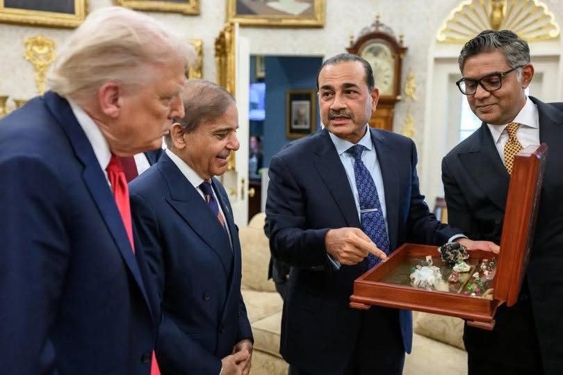 Why is Pakistan involved in the 2026 Iran War as peace broker? 2 Field Marshal Syed Asim Munir presented samples of Pakistan’s rare minerals and gemstones to U.S. President Donald Trump during a recent meeting at the White House, highlighting the country’s rich natural resources and potential for economic cooperation.