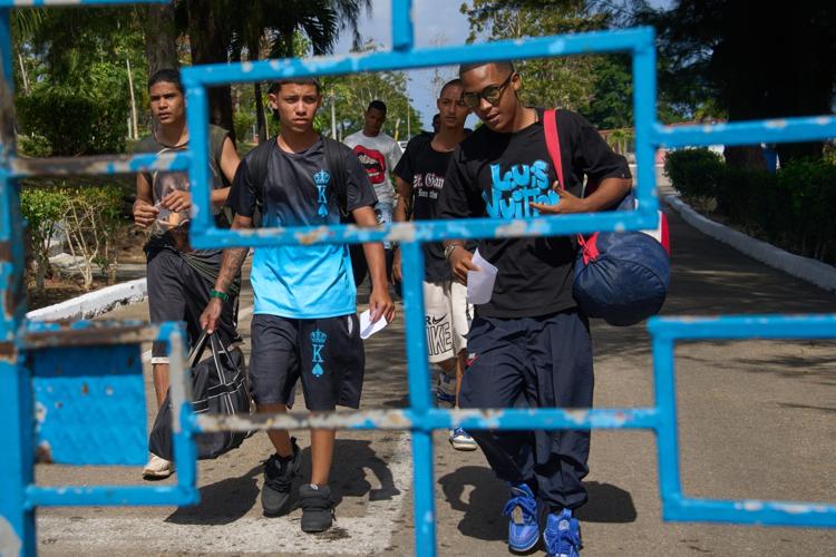 Caption: Freed prisoners leaving La Lima penitentiary in Havana on April 3, 2026, carrying their belongings as they reunite with waiting families.
