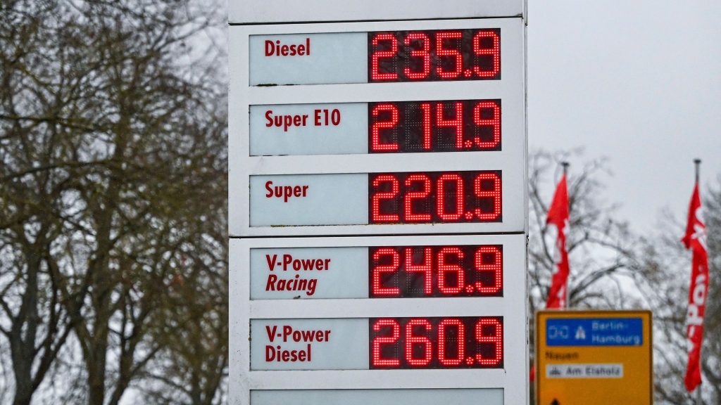 Hohe Dieselpreise an einer Tankstelle in Deutschland – im Frühjahr 2026 liegt der Preis oft über 2,10–2,35 Euro pro Liter.