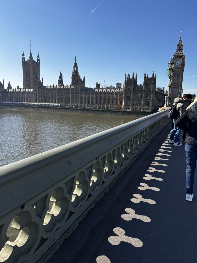 Warum wird die Westminster Bridge auch scherzhaft „Londons unanständige Brücke" genannt? 2 londons unanständigste brücke