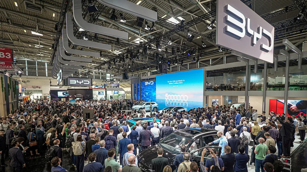 Chinesische Elektrofahrzeuge von BYD auf einer europäischen Automesse — China hat sich von Deutschlands größtem Automarkt zu seinem gefährlichsten Automobilkonkurrenten gewandelt
