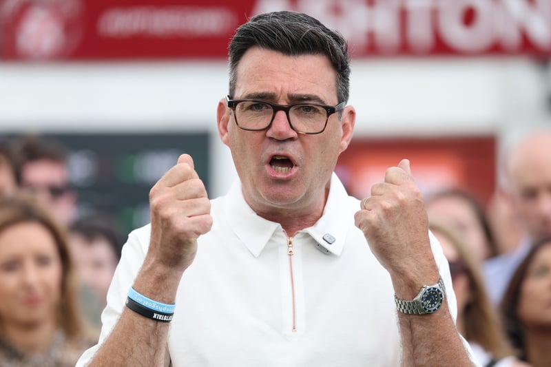 Wer ist Andy Burnham? Der wahrscheinliche Nachfolger von Keir Starmer 2 Andy Burnham gilt als klarer Favorit für die Starmer-Nachfolge. Karriere, "Manchesterism" und sein Weg zurück nach Westminster im Überblick.
