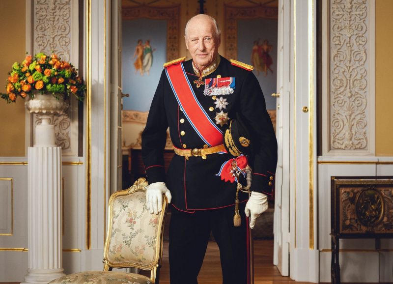 König Harald V. in Paradeuniform im Schloss – Warum wird Haakon König