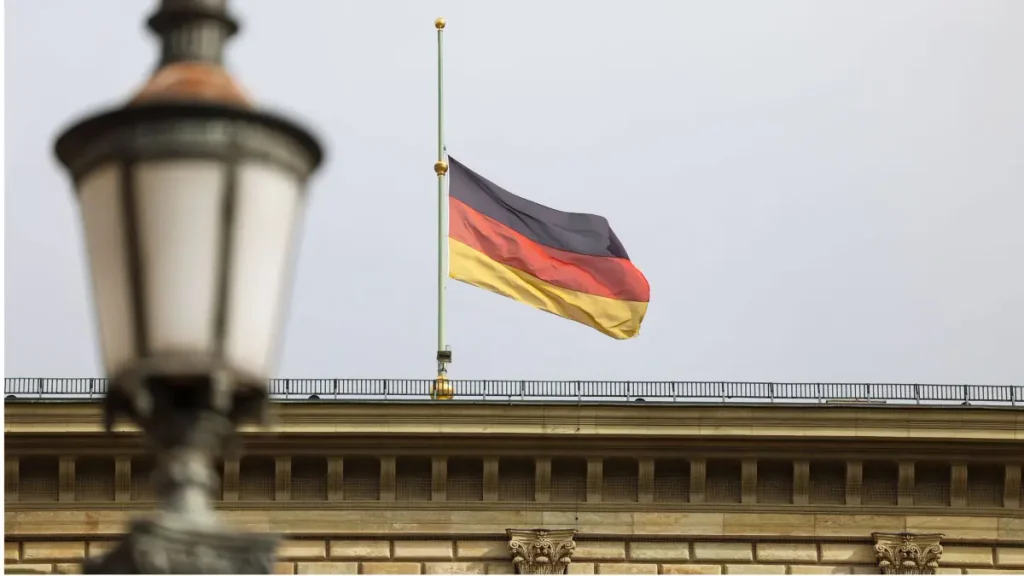 Warum wird in Deutschland Halbmast heute geflaggt? 2 Warum es feste, im Kalender vorhersehbare Halbmast-Tage gibt