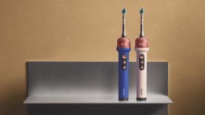 Dyson CameraJet Zahnbürste in Blau und Pink auf dem Waschtisch – Warum Dyson Zahnbürste