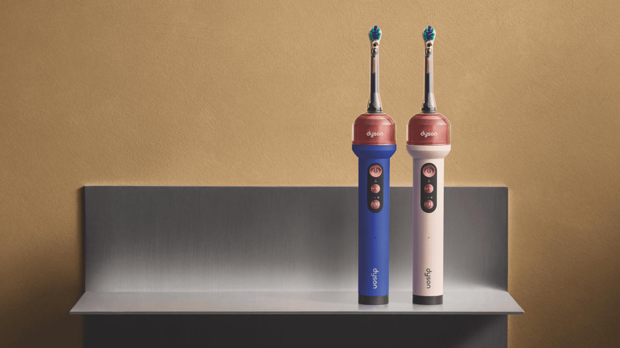 Dyson CameraJet Zahnbürste in Blau und Pink auf dem Waschtisch – Warum Dyson Zahnbürste