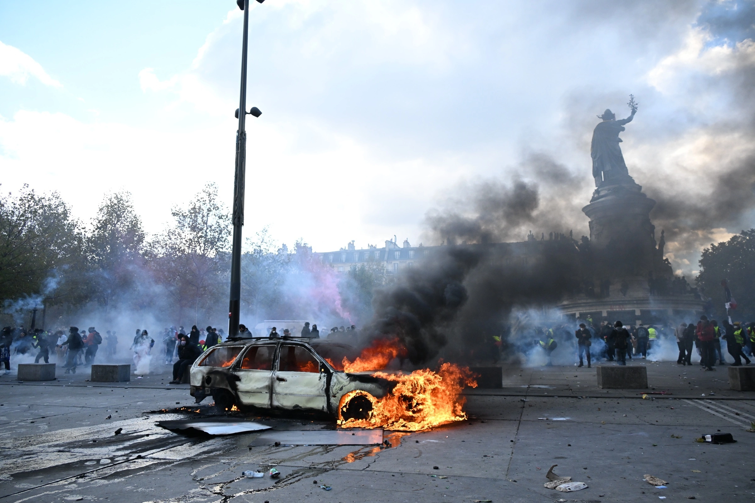 Warum Proteste in Frankreich? Lebenshaltungskosten, marode Schulen und Gelbwesten treiben Hunderttausende auf die Straße. Was die Menschen fordern und warum es eskaliert ist. Why Are the French Protesting? Cost of Living, Schools and Yellow Vests